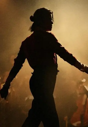 Музыка Michael Jackson в уединенном дворике