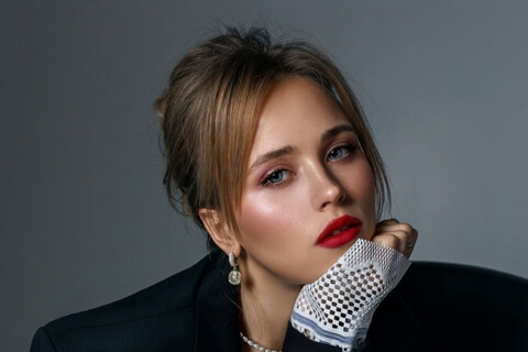 Беременная Анна Кошмал показалась с мужем и похвасталась драгоценным подарком от него