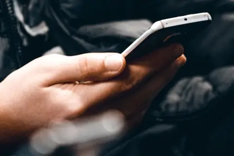 Что делать, если не включается телефон