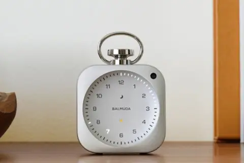 Екс-дизайнер Apple придумав аналоговий будильник без стрілок.