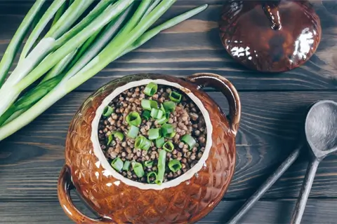 Гречка с курицей и грибами в горшочках