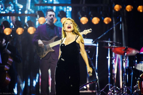 Известный блогер признался Тине Кароль в любви прямо на ее концерте: певица удивила реакцией