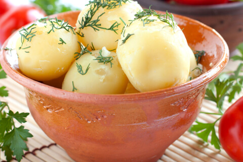 как правильно варить картошку: в кипящую воду или нет картинка