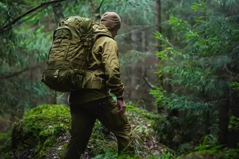 Как сделать себя менее заметным для окружающих в специфических условиях?