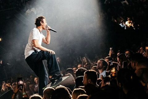 Концерт ''Океана Эльзы'' прервала воздушная тревога: Вакарчук продолжил выступление в метро