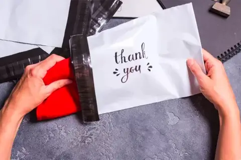 Курьерские пакеты с логотипом: эффективная упаковка и мощный инструмент брендинга