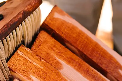 Лазурь для дерева: что это, как выбрать и правильно применять