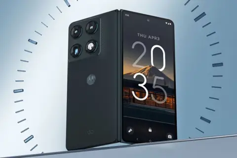 Motorola показала Razr Fold: флагман-«книжка» с самой сильной камерой среди складных моделей