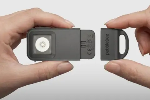Pebblebee выпустила смарт-трекер с фонариком и сиреной для личной безопасности
