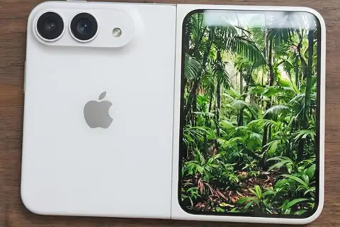 Первые фото макета iPhone Fold раскрыли его почти квадратный форм-фактор