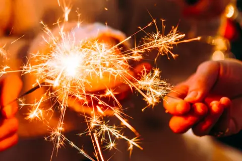 Почему бенгальские огни так называются и как их правильно зажигать