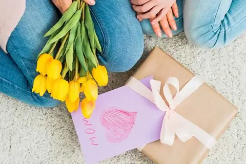 Подарок маме на 8 марта: полезные и душевные идеи, которые она точно оценит