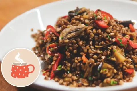 Рецепт с историей: рассыпчатая гречка с грибами и овощами