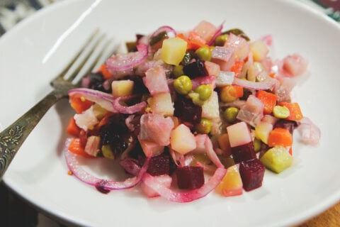 Рецепт с историей: винегрет с селёдкой и запечёнными овощами