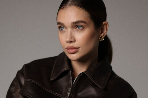 Саша Бо в нижнем белье продемонстрировала новое татуировку на всю спину, которую она делала более 16 часов