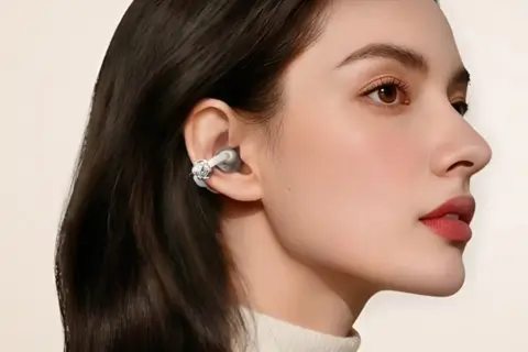 TCL представила открытые TWS-наушники CrystalClip с съёмной розой Swarovski