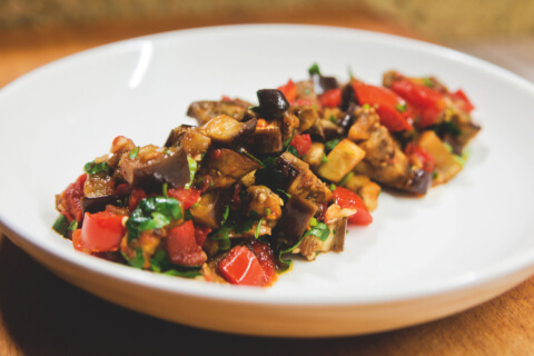 Тёплый салат с баклажанами и помидорами