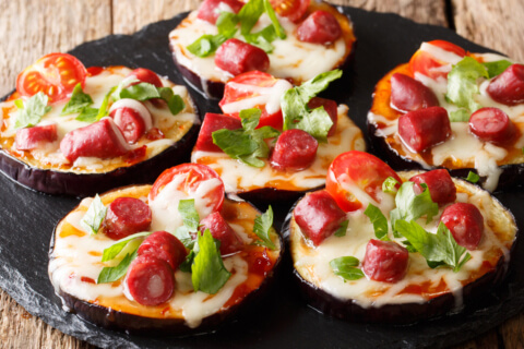 Запечённые баклажаны с колбасой и сыром