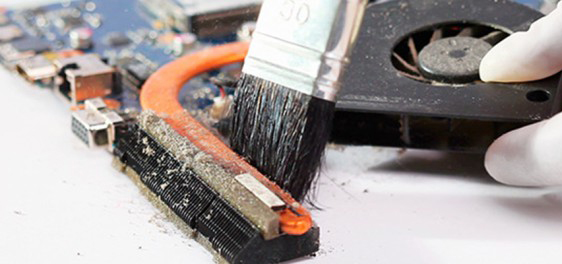 Чистка ноутбука кисточкой