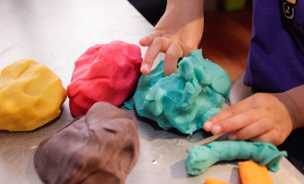 cvetnoe-testo-dlya-lepki