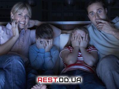 Просмотр телевизора семьей