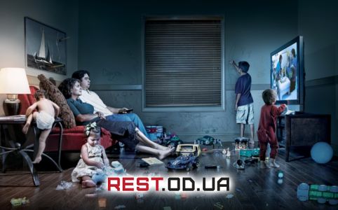 Семейный вечер за телевизором