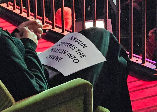 Анна Петренко раздала плакаты с информацией о том, что Максим Никулин поддерживает войну