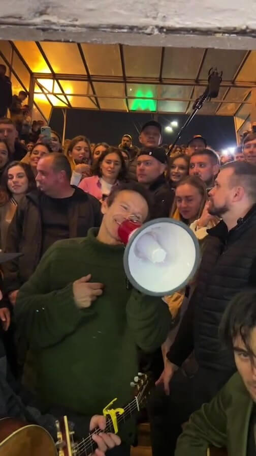 Вакарчук продовжив співати в метро