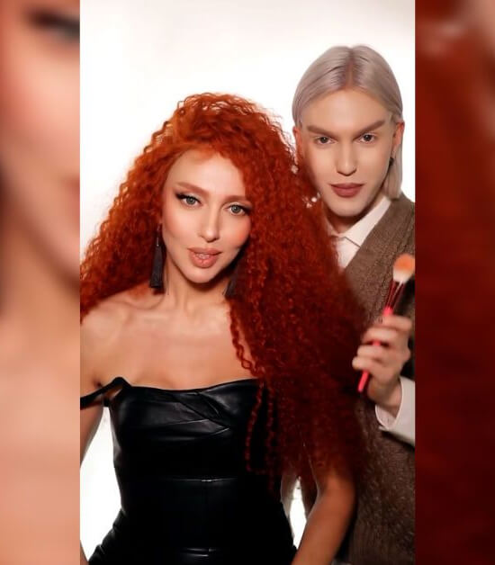 Оля Полякова в рыжем парике