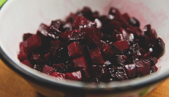 Винегрет с селёдкой, как делать: перемешайте свёклу и масло