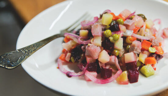 Перед самой подачей вмешайте в винегрет свёклу