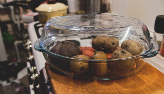 Винегрет с селёдкой, как делать: запеките овощи