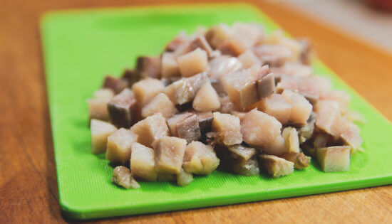 Винегрет с селёдкой, как делать: нарежьте рыбу