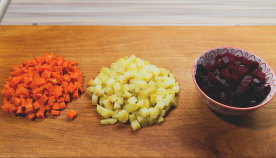 Винегрет с селёдкой, как делать: нарежьте запечённые овощи