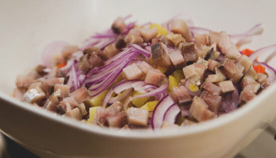 Соедините в большой миске все ингредиенты салата, кроме свёклы