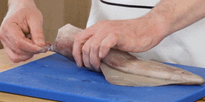 Вот так из кальмаров вытаскивают прозрачную хитиновую пластину и внутренности