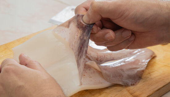 Подденьте пальцами плёнку и снимите с кальмара