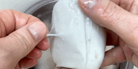 Удалите тонкую плёнку с внутренней части тушки