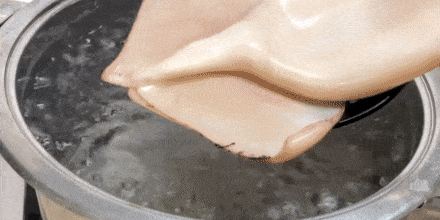 Слегка подсоленную воду доведите до кипения. При появлении первых пузырьков запустите кальмаров