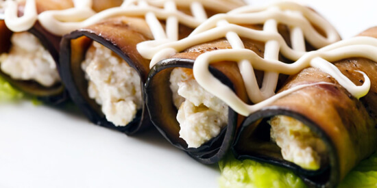 Холодные рулетики из баклажанов с сыром