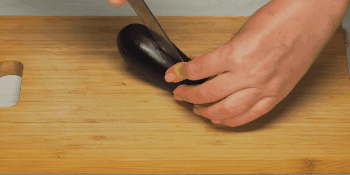 Надрежьте баклажаны