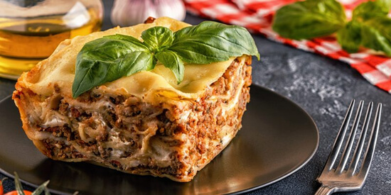 Классическая лазанья с фаршем и соусом бешамель