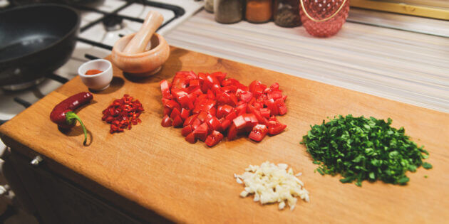 чеснок, перец чили и зелень мелко нарежьте