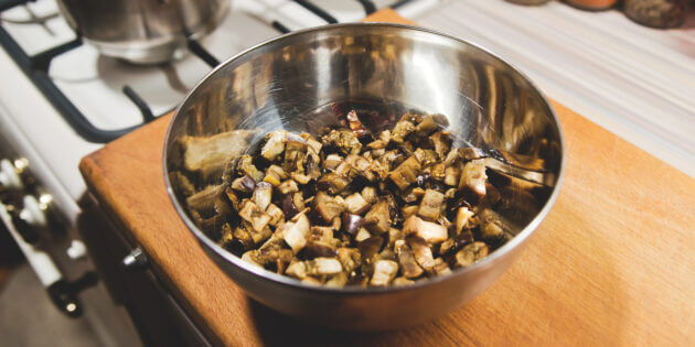 запечённые баклажаны переложите в миску