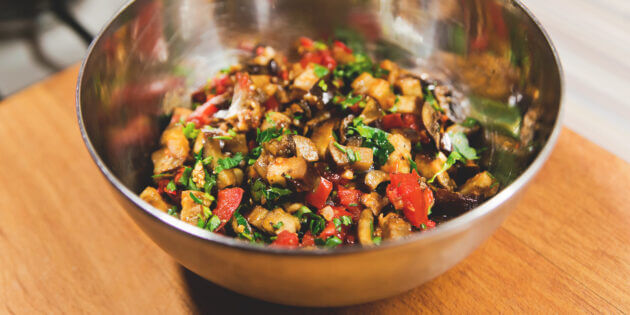 соедините помидоры с баклажанами и зеленью