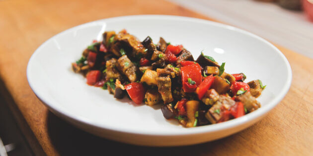 подавайте салат тёплым