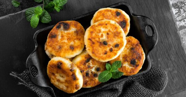 Сырники с манкой и изюмом без яиц: рецепт