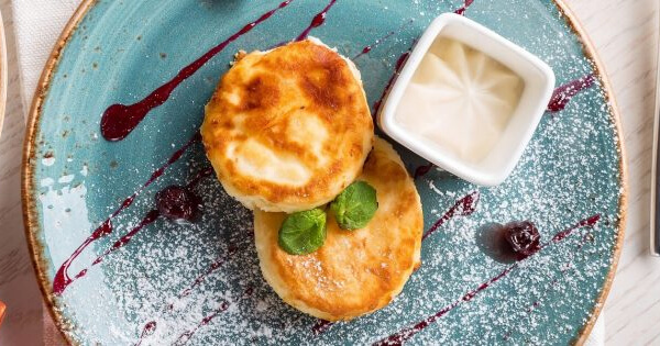 Классические сырники с яйцом и мукой: простой рецепт