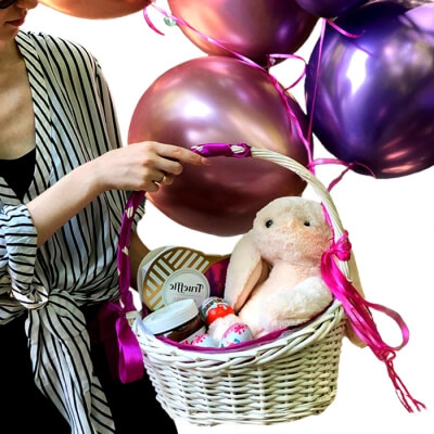 Подарочная корзина с шариками на День Рождения