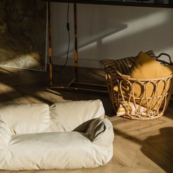 Велюровый диванчик для собак и кошек бежевый 66х37х33